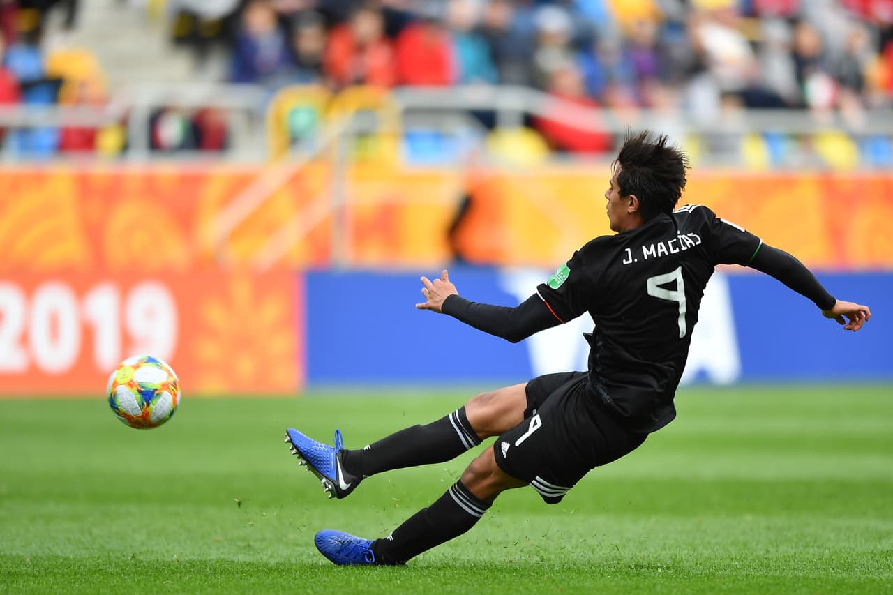 Macías se resbaló cuando intentó un disparo de media distancia.