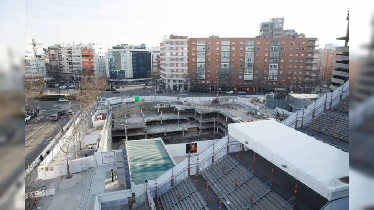 La obras en el Santiago Bernabéu continúan sin descanso durante la cuarentena. Destaca el desmontaje de la cubierta del estadio. En el fondo norte se ha desmontado toda la estructura metálica y se está desmontando sector a sector la cubierta rígida de la que ya prácticamente no queda nada.
