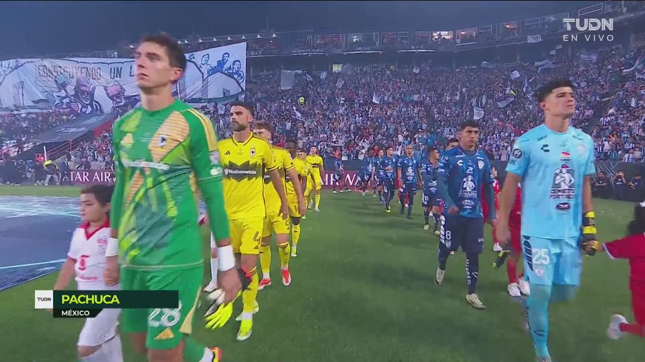 ¡El Hidalgo explota con la salida Pachuca y Columbus al terreno de juego!