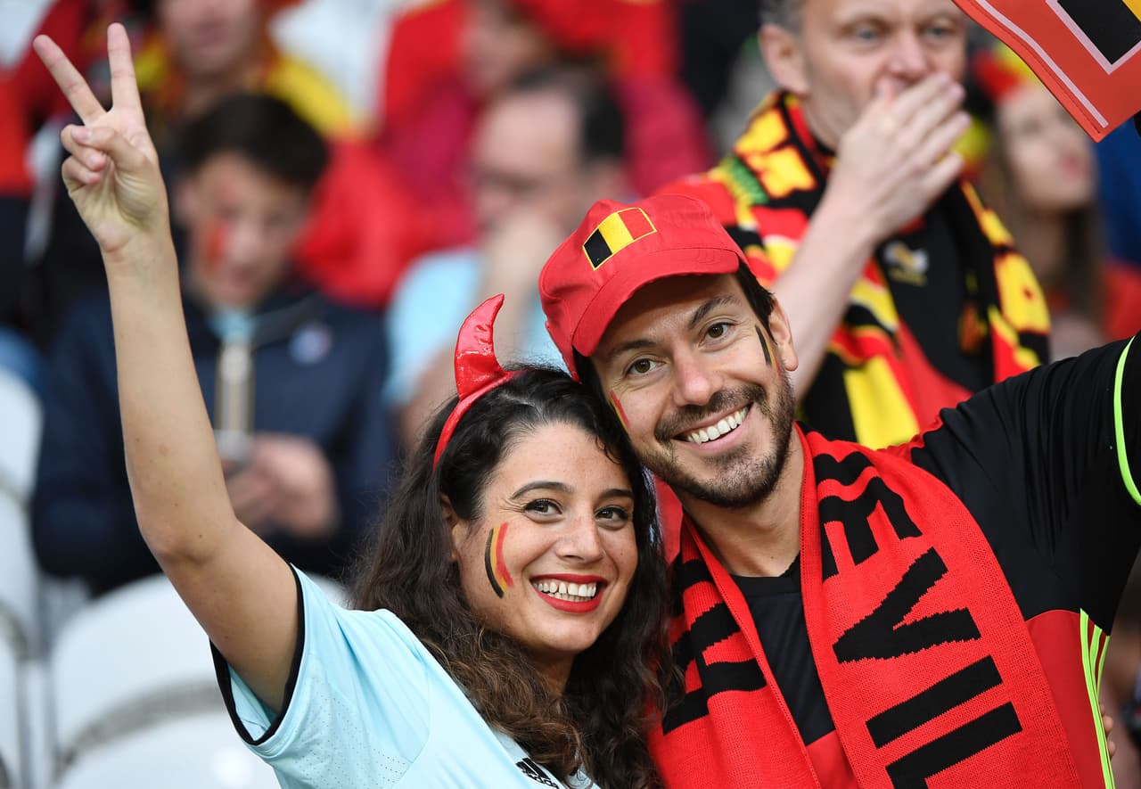 Hermosas fanáticas se dieron cita en el Estadio Pierre-Mauroy de Lille para el duelo de los cuartos de final entre Gales y Bélgica
