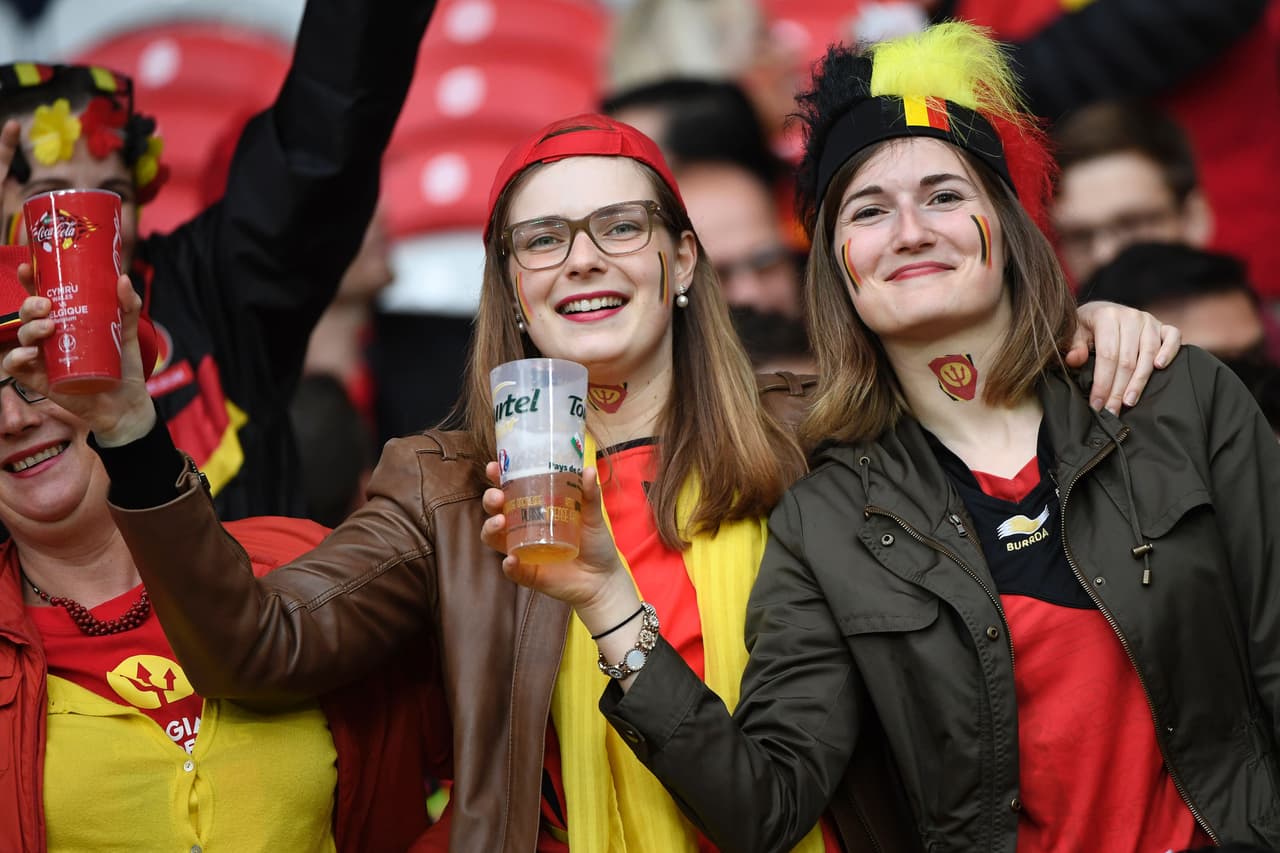 Hermosas fanáticas se dieron cita en el Estadio Pierre-Mauroy de Lille para el duelo de los cuartos de final entre Gales y Bélgica