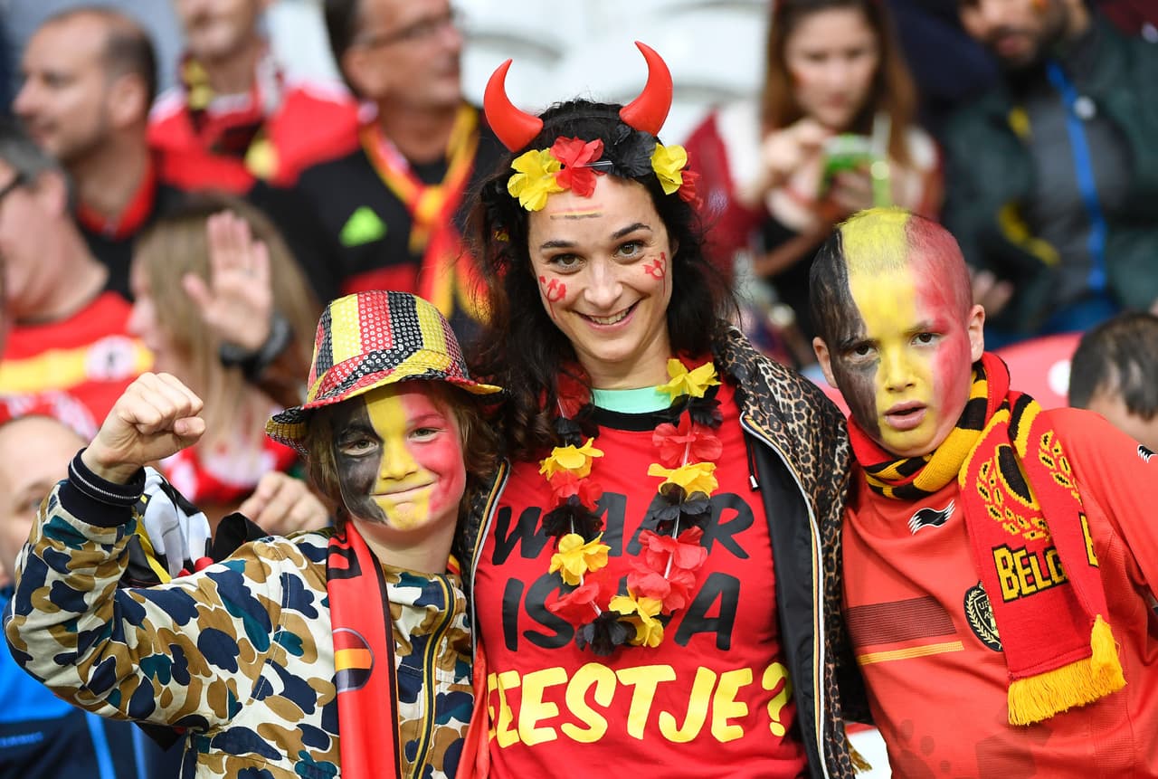 Hermosas fanáticas se dieron cita en el Estadio Pierre-Mauroy de Lille para el duelo de los cuartos de final entre Gales y Bélgica