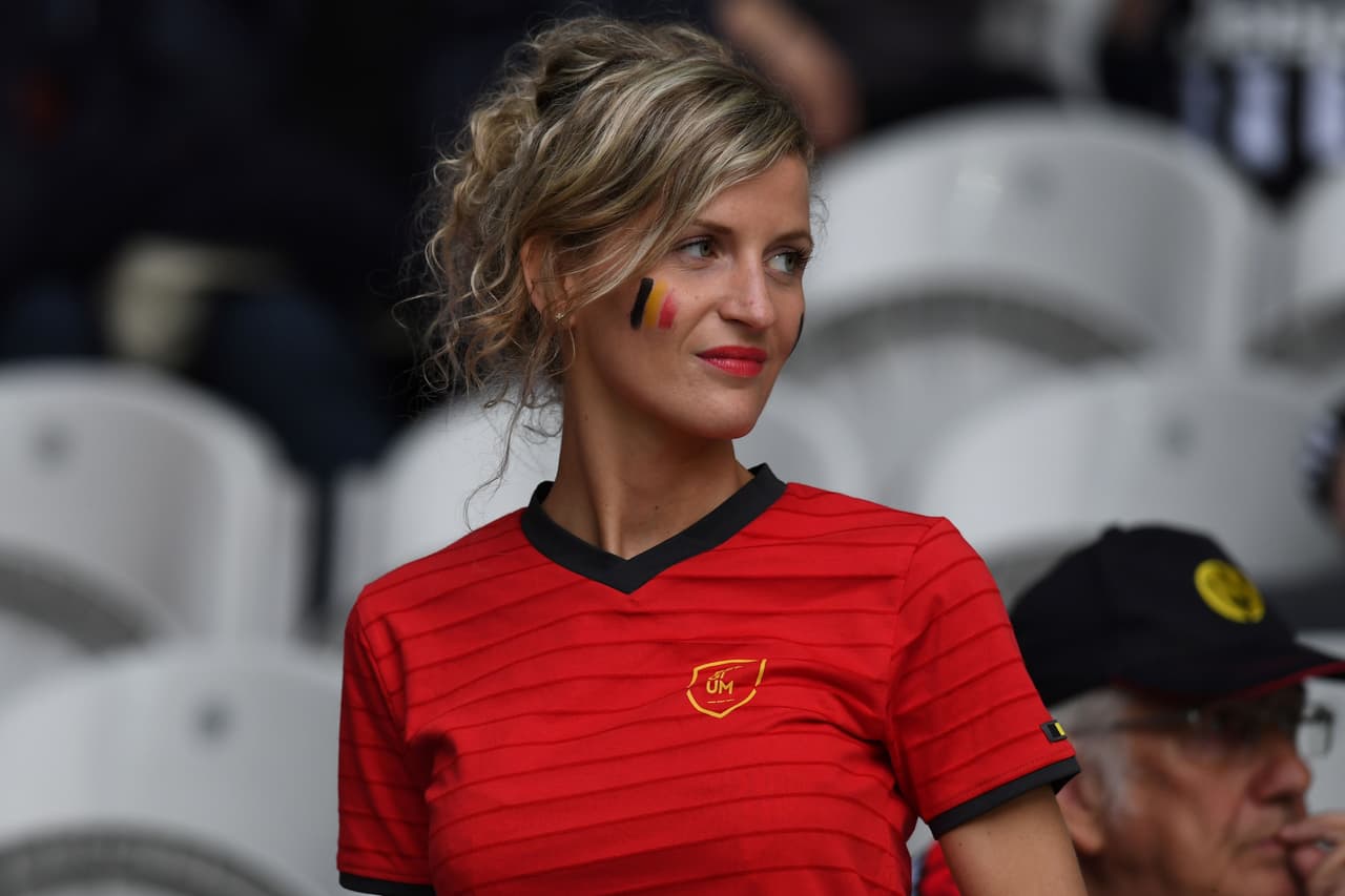 Hermosas fanáticas se dieron cita en el Estadio Pierre-Mauroy de Lille para el duelo de los cuartos de final entre Gales y Bélgica