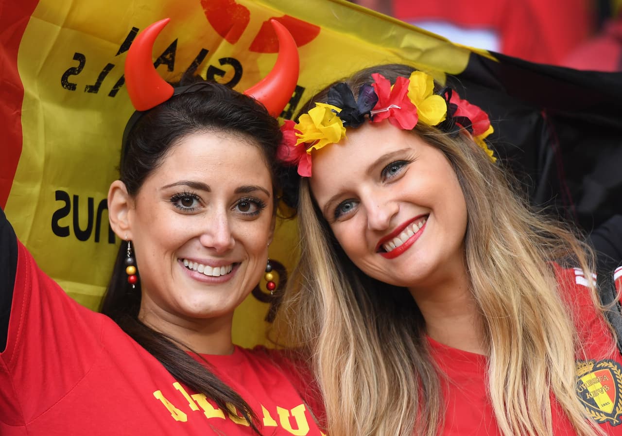 Hermosas fanáticas se dieron cita en el Estadio Pierre-Mauroy de Lille para el duelo de los cuartos de final entre Gales y Bélgica