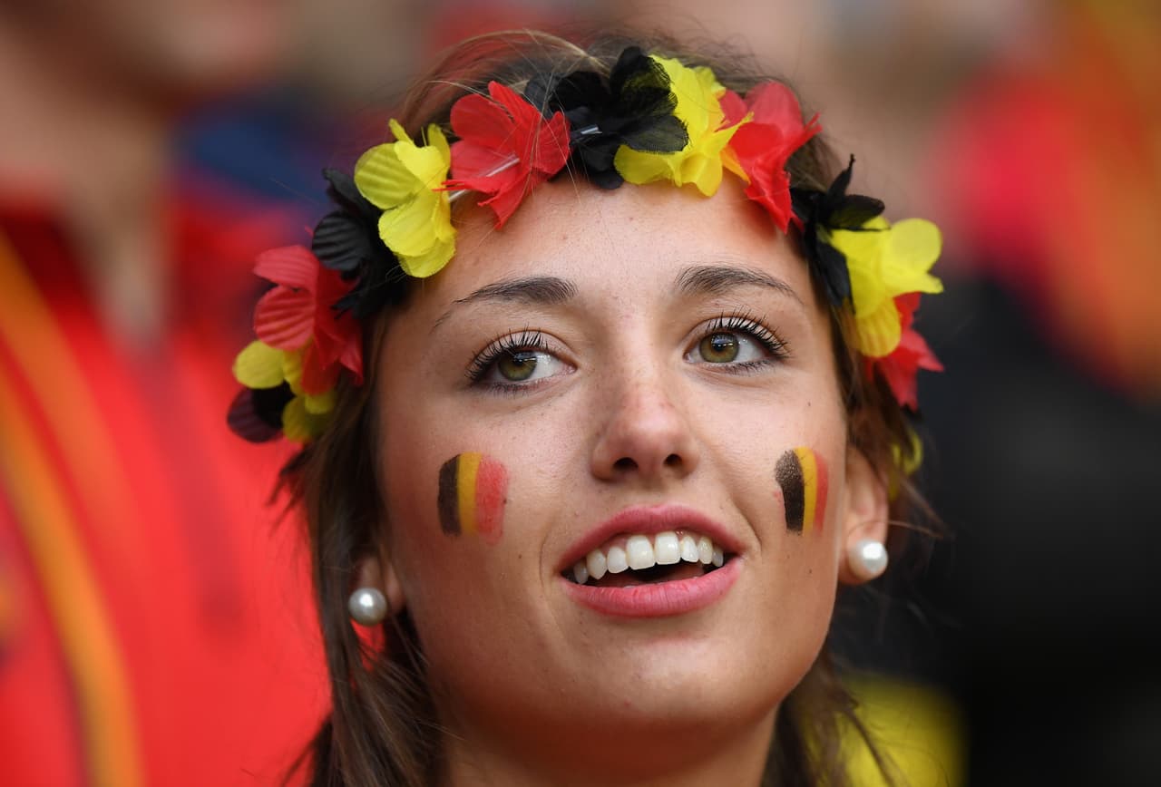 Hermosas fanáticas se dieron cita en el Estadio Pierre-Mauroy de Lille para el duelo de los cuartos de final entre Gales y Bélgica