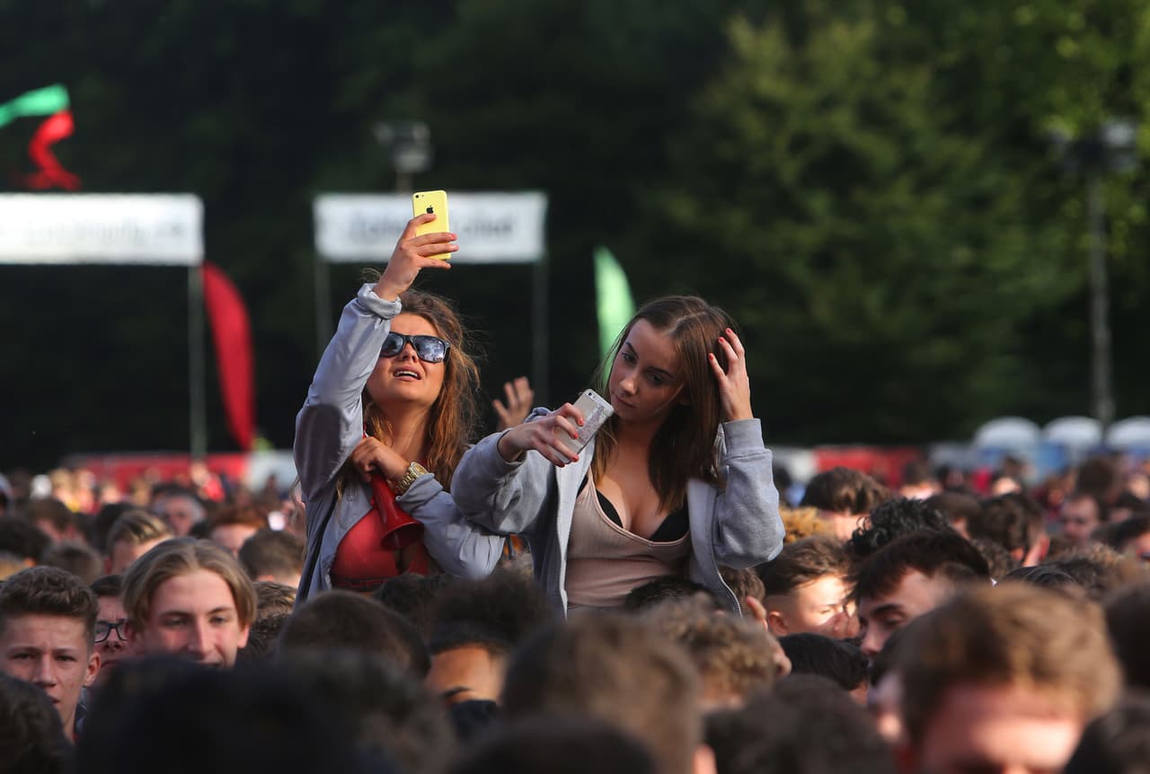 Hermosas fanáticas se dieron cita en el Estadio Pierre-Mauroy de Lille para el duelo de los cuartos de final entre Gales y Bélgica