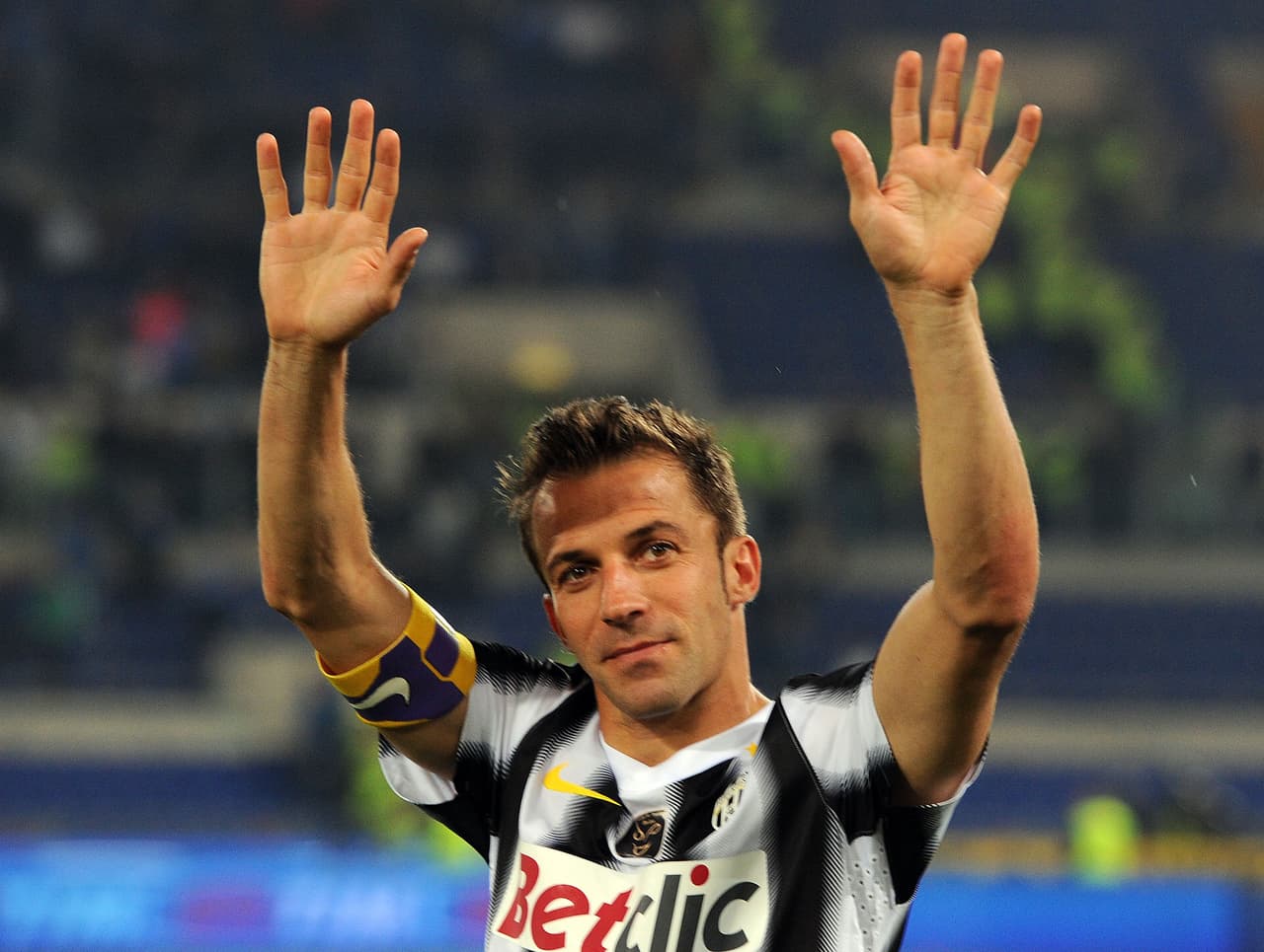 El otro italiano es Alessandro Del Piero, un ídolo histórico de la Juventus y que podría volver pronto a la Serie A sólo que con uno de los rivales del club, hablamos del Milán y el Inter quienes estarían interesados en el delantero.