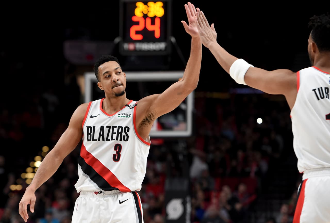 En Portland, los Trail Blazers ganaron 127-96 sobre Charlotte Hornets. CJ McCollum (izquierda) aportó 30 puntos para el triunfo de su equipo.