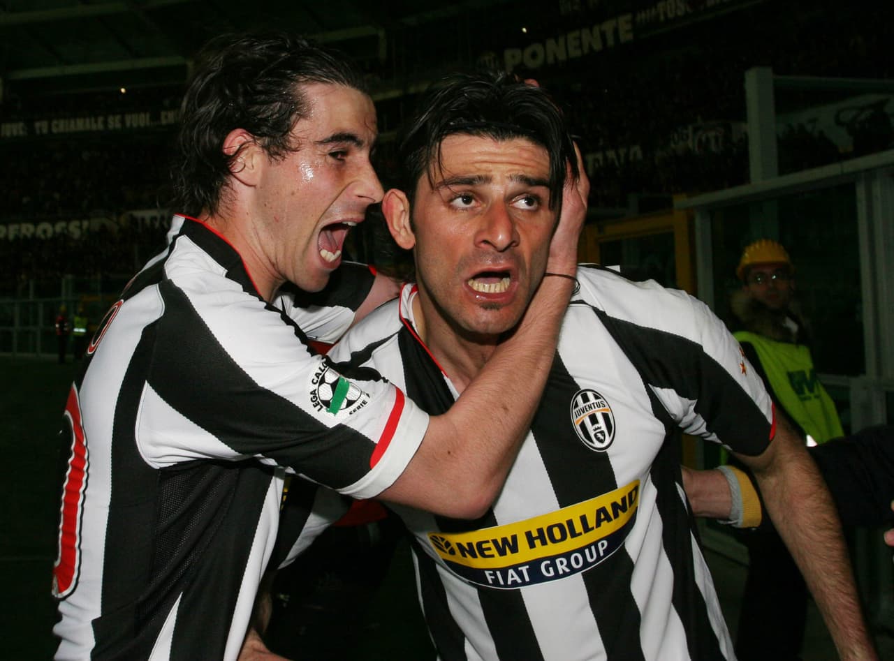 Juventus sufrió el castigo del descenso directo en 2006 en el fútbol italiano por conocerse que hacían parte de toda una red de amaño de partidos en Italia, en el conocido Calciopoli.