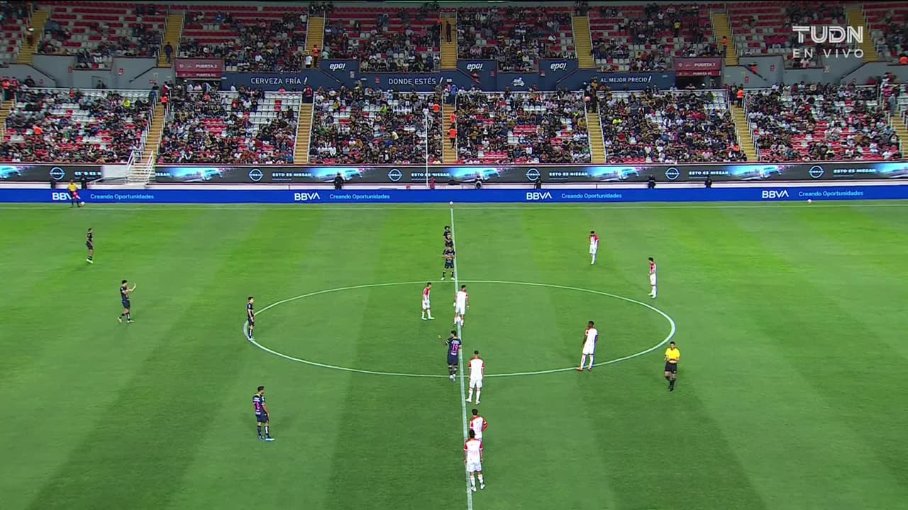 Arranca el partido y la pelota está en juego.