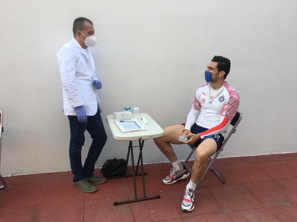 Cuestionados por algún síntoma o padecimiento, los jugadores charlaron con los médicos.
