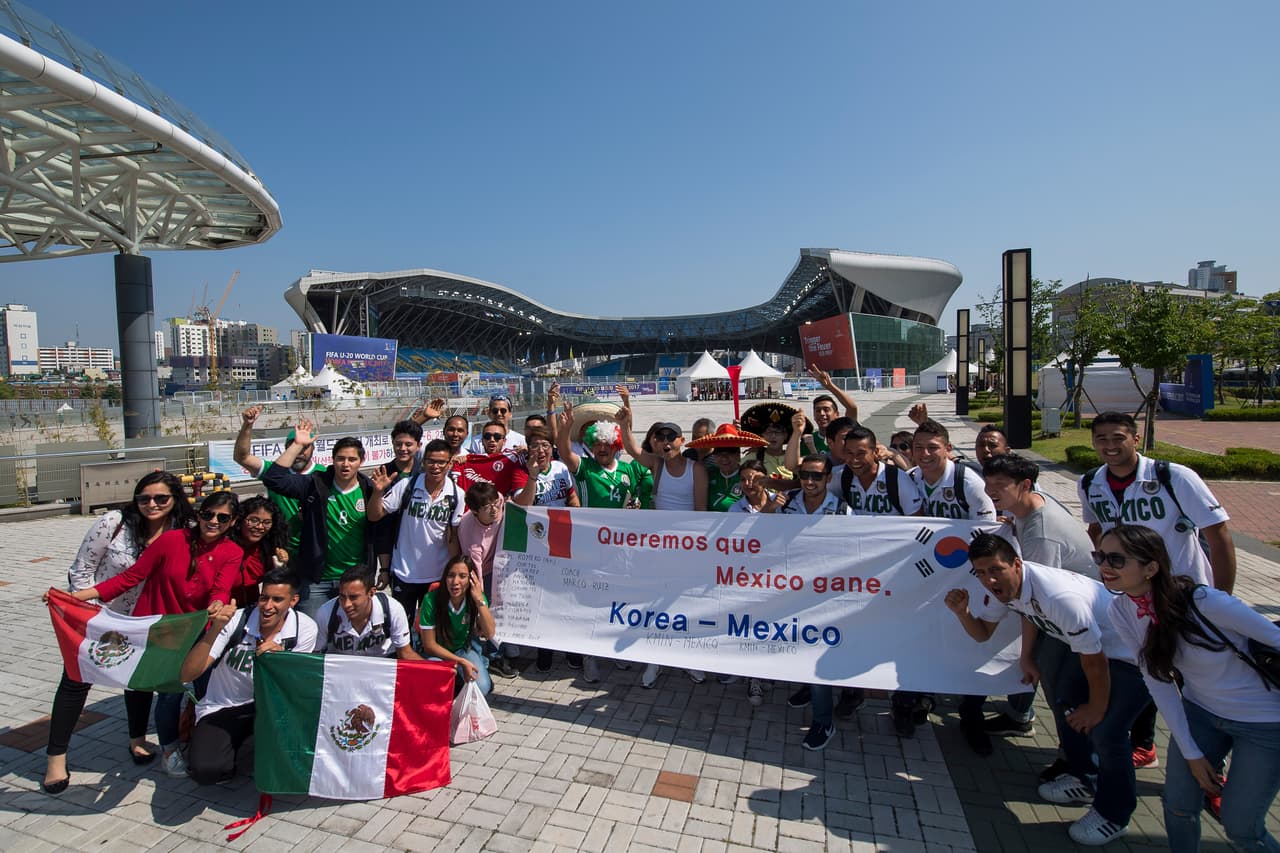 Los fanáticos mexicanos en Corea del Sur han estado presentes durante los cuatro partidos del equipo juvenil, dando muestras de alegría y colorido.