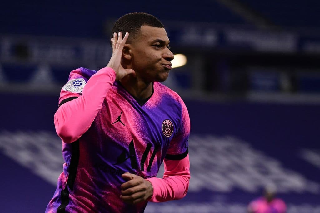 Paris Saint-Germain se impone 4-2 al Olympique y se lleva la victoria y de paso, el liderato en la Ligue 1. Kylian Mbappé anotó doblete, mientras que Angel Di María y Danilo Pereira aportaron un gol, por parte de Lyon, Simani y Cornet anotaro para su equipo, pero no les alcanzó para derrotar a los parisinos.