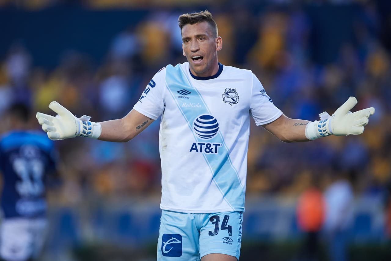 Larcamón lamenta partida de Vikonis y va por un portero