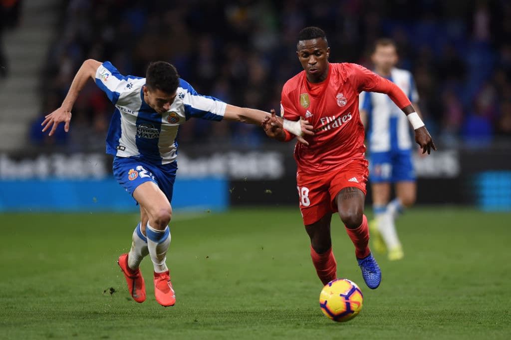 Vinicius Júnior (derecha) fue titular y con su juego aportó a la construcción del ataque del Real Madrid.