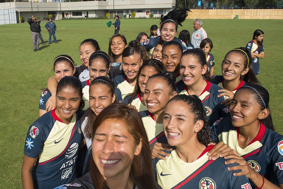 Las jugadoras del equipo femenil del América también hicieron parte de la ocasión especial.