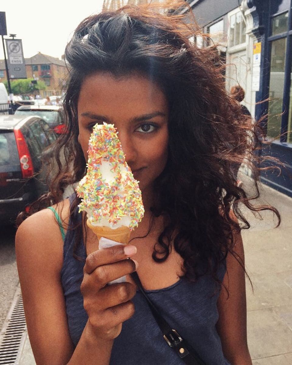 Pero ahora tendrá un nuevo centro, pues se suma al elenco Simone Ashley.