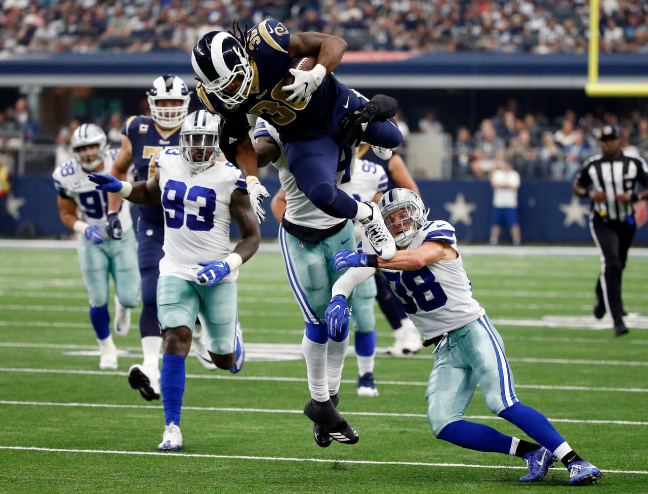 Otro partido que acaparó las miradas fue el choque entre Rams y Cowboys donde Todd Gurley pasó por encima de todos. Aquí vemos al corredor de Los Angeles saltando sobre Jeff Heath y Jaylon Smith.