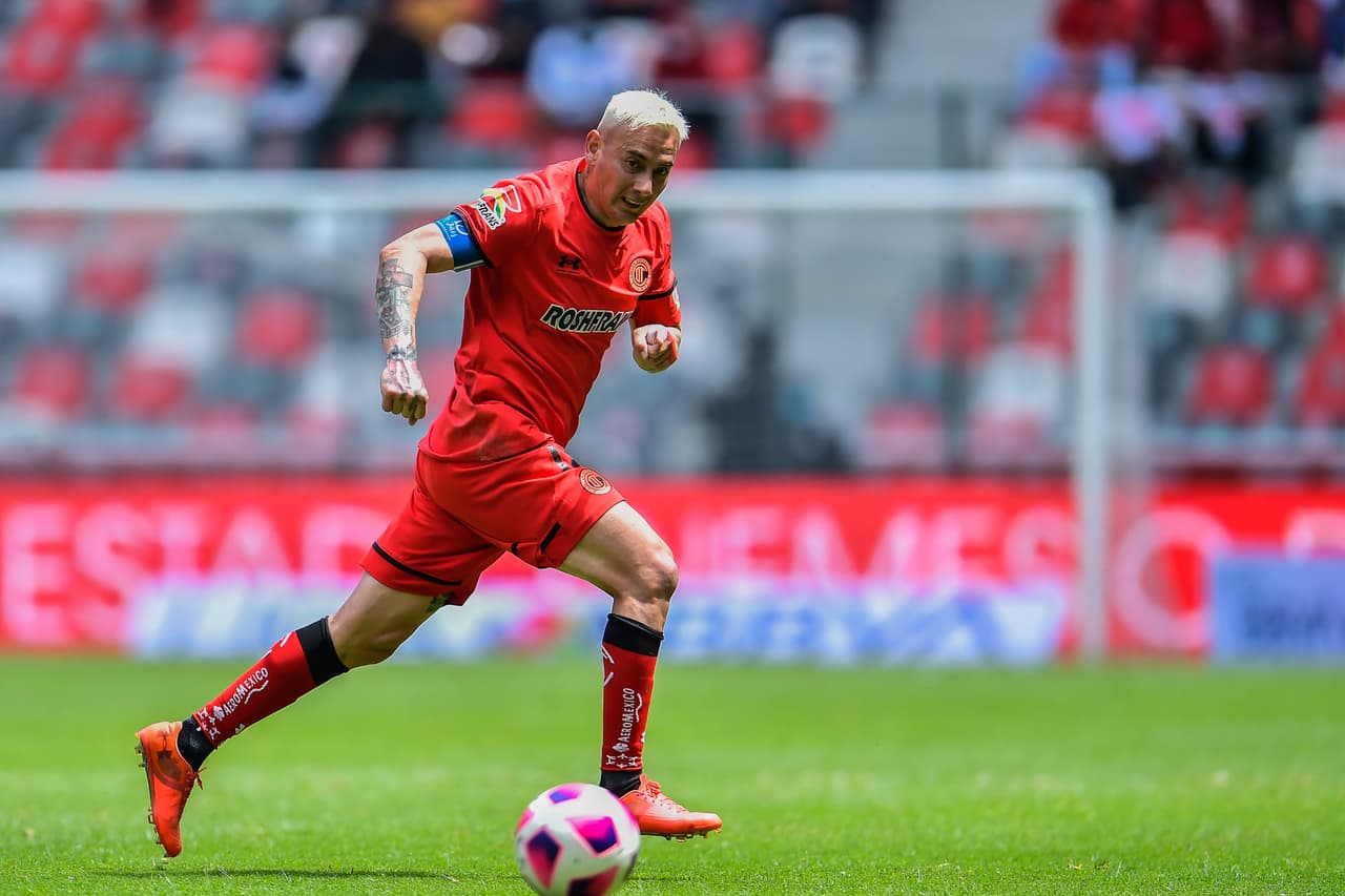 Querétaro iguala marcador ante el Toluca durante la Jornada 12 del Torneo de Apertura en la Liga MX. Diego Chávez de los 'Diablos Rojos' puso arriba a los locales al 63, pero Jonathan Dos Santos de los 'Gallos Blancos' logró empatar el encuentro. El uruguayo habría anotado el segundo pero lo anularon por posición adelantada.