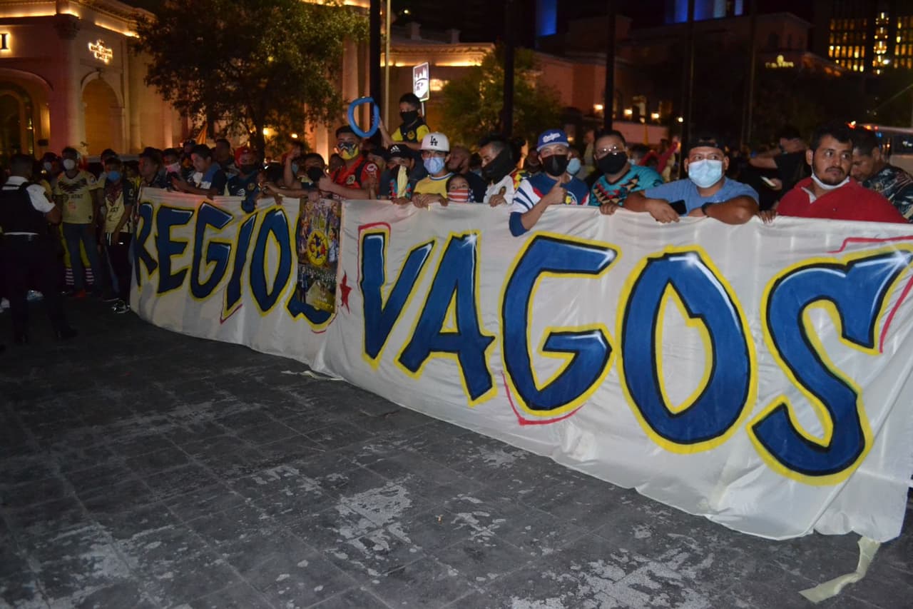 En vísperas de la final de la Concacaf Liga de Campeones donde las Águilas del América enfrentarán a Rayados de Monterrey, al rededor de 250 aficionados se dieron cita a las afueras del hotel de concentración del conjunto azulcrema. Los fans americanistas comenzaron a tocar tambores, cantar porras y encendieron bombas de humo cuando el equipo arribó a las instalaciones.