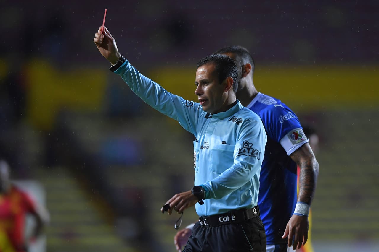 José Alfredo Peñaloza muestra una tarjeta roja durante el Clausura 2019.