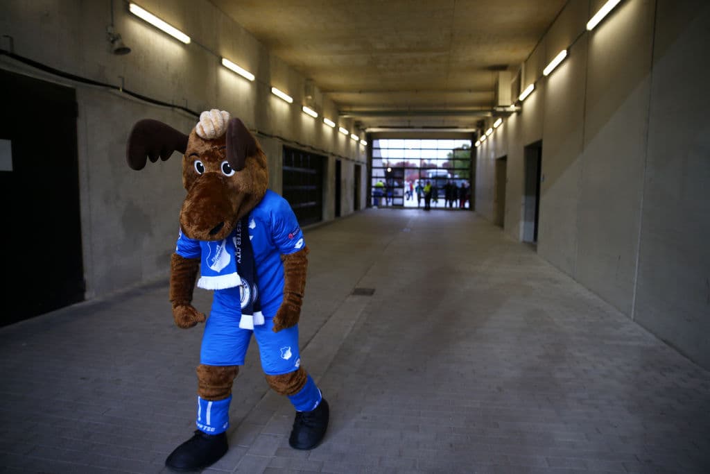 Allí llegó la mascota del equipo, conocido como Hoffi. Él fue uno de los que en el estadio disfrutó de la fiesta.