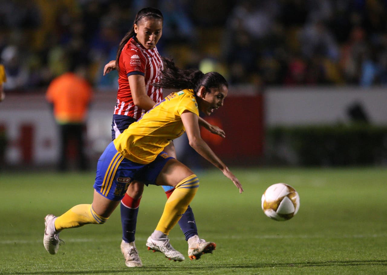 Pero la segunda mitad fue un juego completamente diferente. Al menos en el inicio parecía que a ambas oncenas se les acababa el combustible, algo desfondadas.