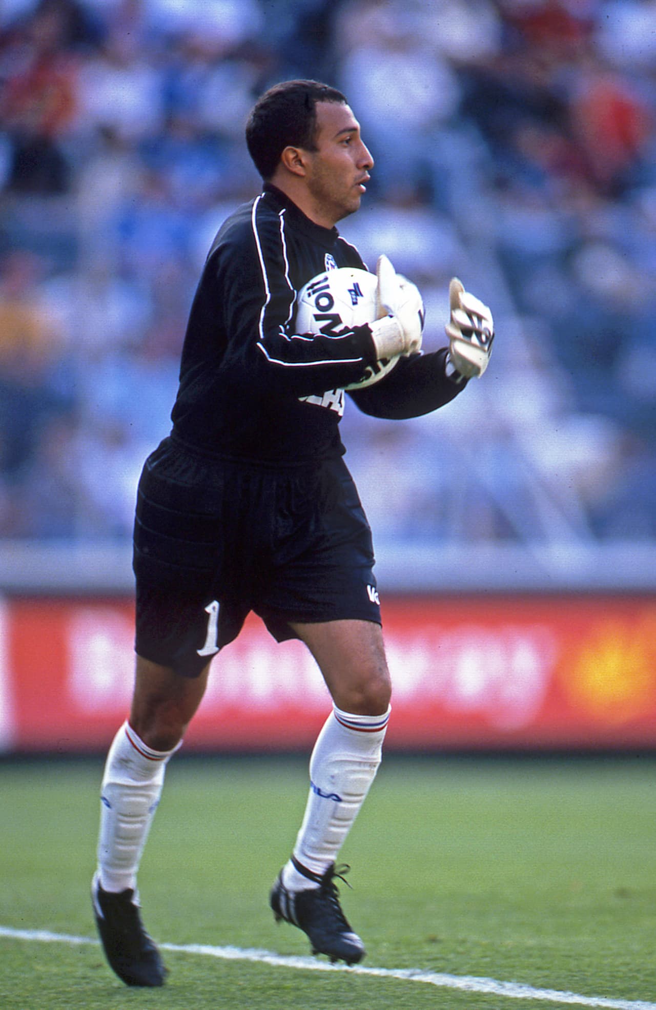 El debut del 'Conejo' fue a sus 20 años de edad en 1993 con Cruz Azul, con el que jugó 470 partidos y anotó un gol hasta su salida del equipo en 2008.