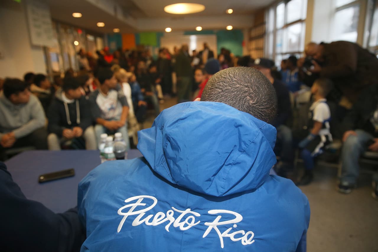 Félix ‘El Diamante’ Verdejo, compartió un buen rato en la tarde de hoy con los jóvenes estudiantes del Centro Comunitario Betances del Bronx. ‘Saber que los jóvenes se inspiran con lo que yo hago me motiva a seguir entrenando más fuerte. Ellos también lo pueden lograr," dijo.