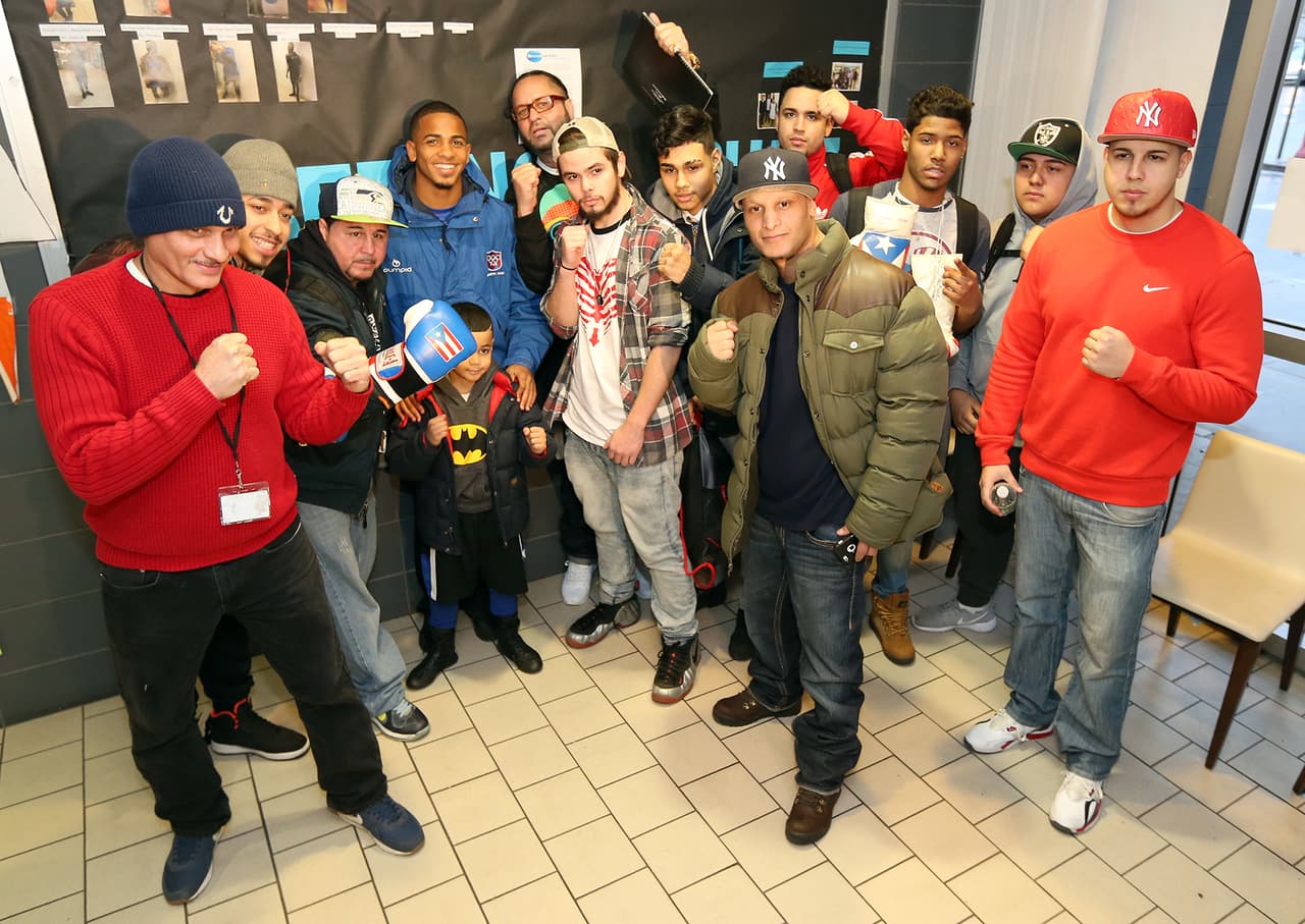 Félix ‘El Diamante’ Verdejo, compartió un buen rato en la tarde de hoy con los jóvenes estudiantes del Centro Comunitario Betances del Bronx. ‘Saber que los jóvenes se inspiran con lo que yo hago me motiva a seguir entrenando más fuerte. Ellos también lo pueden lograr," dijo.
