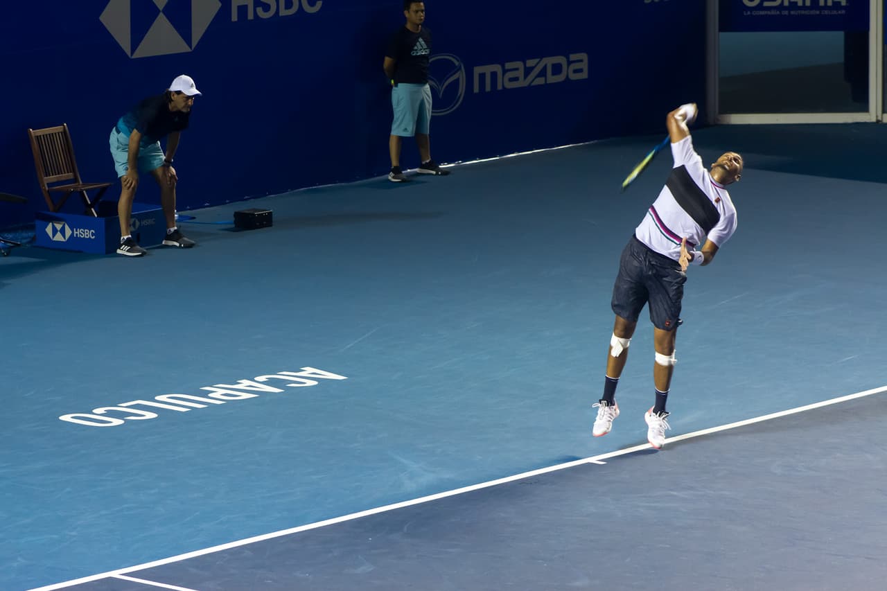 Echando mano de su servicio cuando más lo necesitaba, Kyrgios acabó con el 80 por ciento de puntos cosechados con el primer saque y dejó la mesa puesta para seguir avanzando.