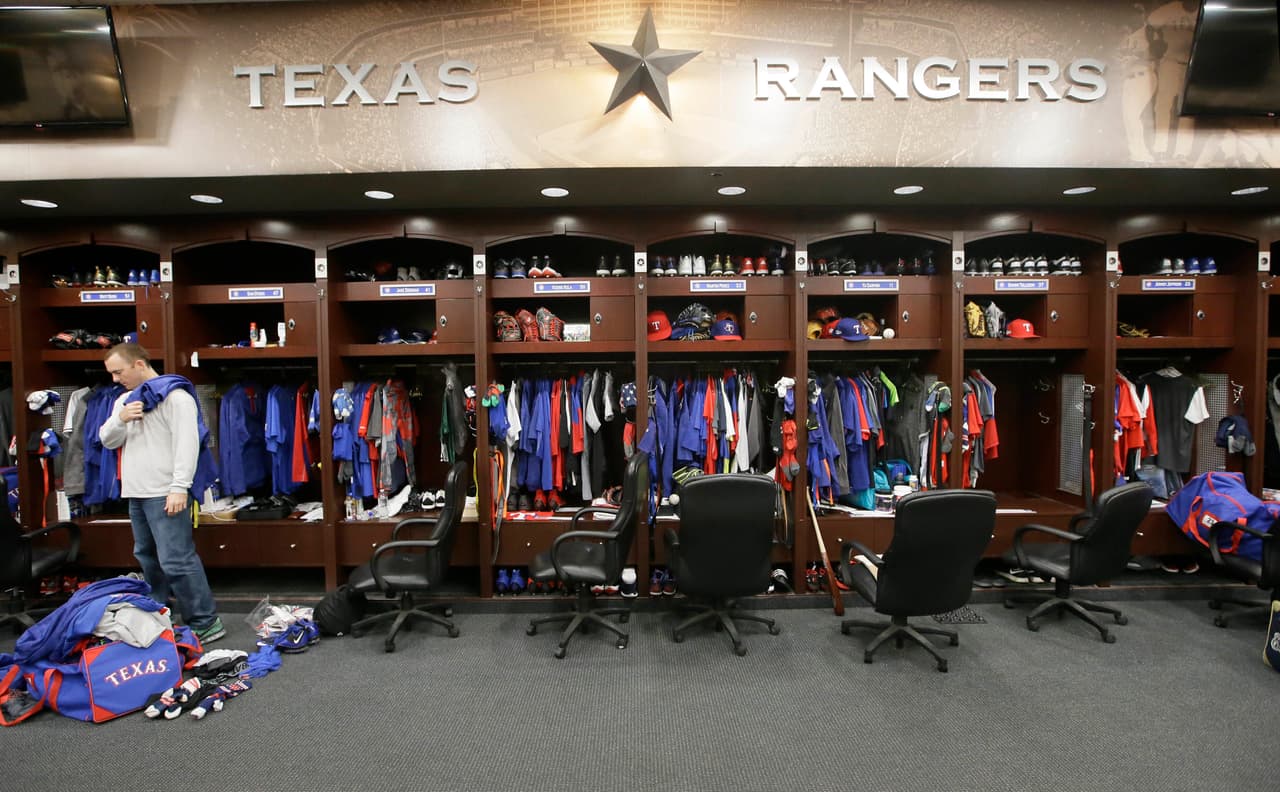 ARCHIVO - En esta foto de archivo del 11 de octubre de 2016, Sam Dyson, lanzador de los Rangers de Texas, empaca en sus vestidores en Arlington (AP Foto/LM Otero, archivo)