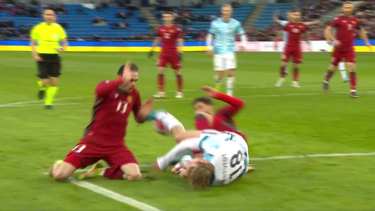 ¡GOL!  anota para Noruega. Joshua King