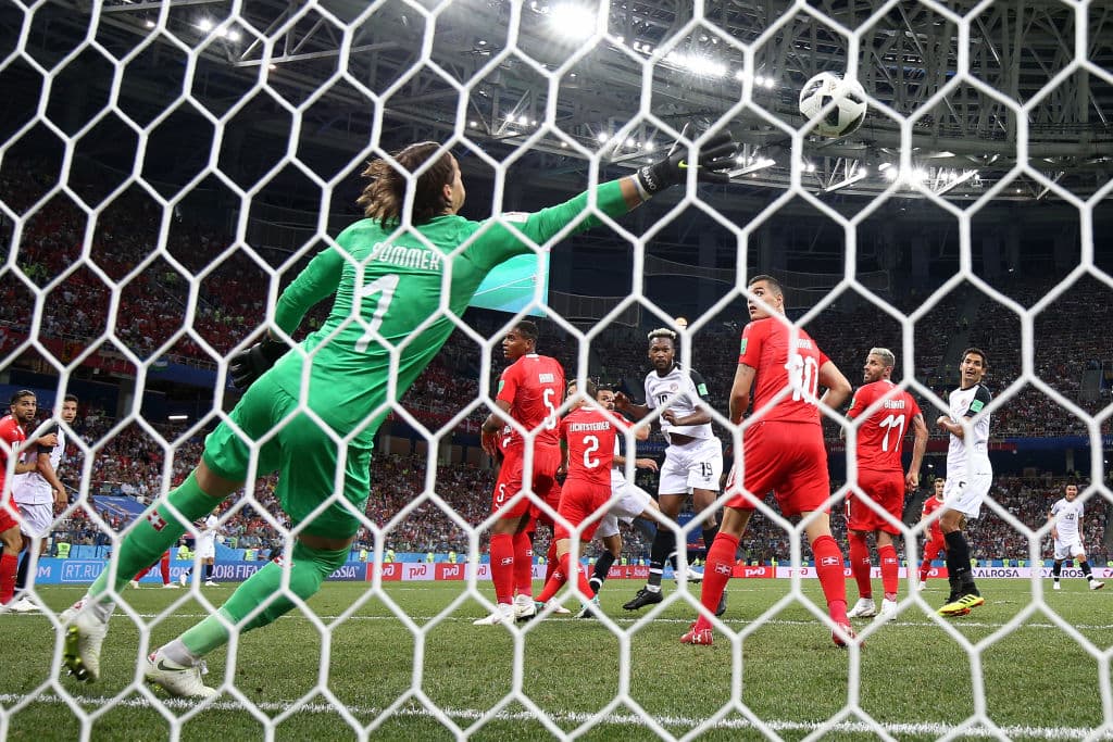 El defensa de los Vancouver Whitecaps conectó con la testa el esférico con gran precisión que Yann Sommer, pese a estar atento, no logró reaccionara a tiempo para sacar ese cabezazo.