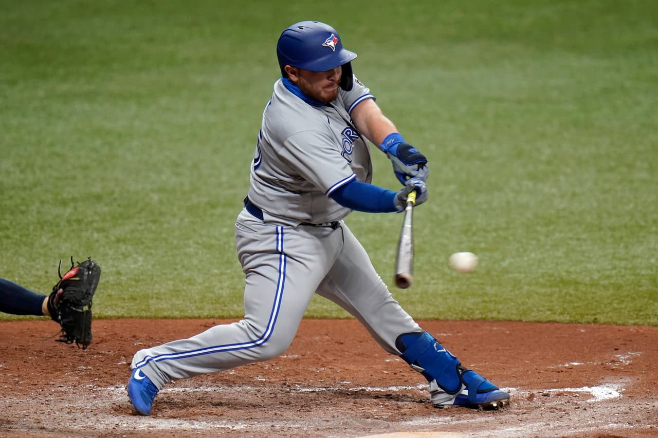 Kirk impide juego sin hit ni carrera, pero sirve de poco