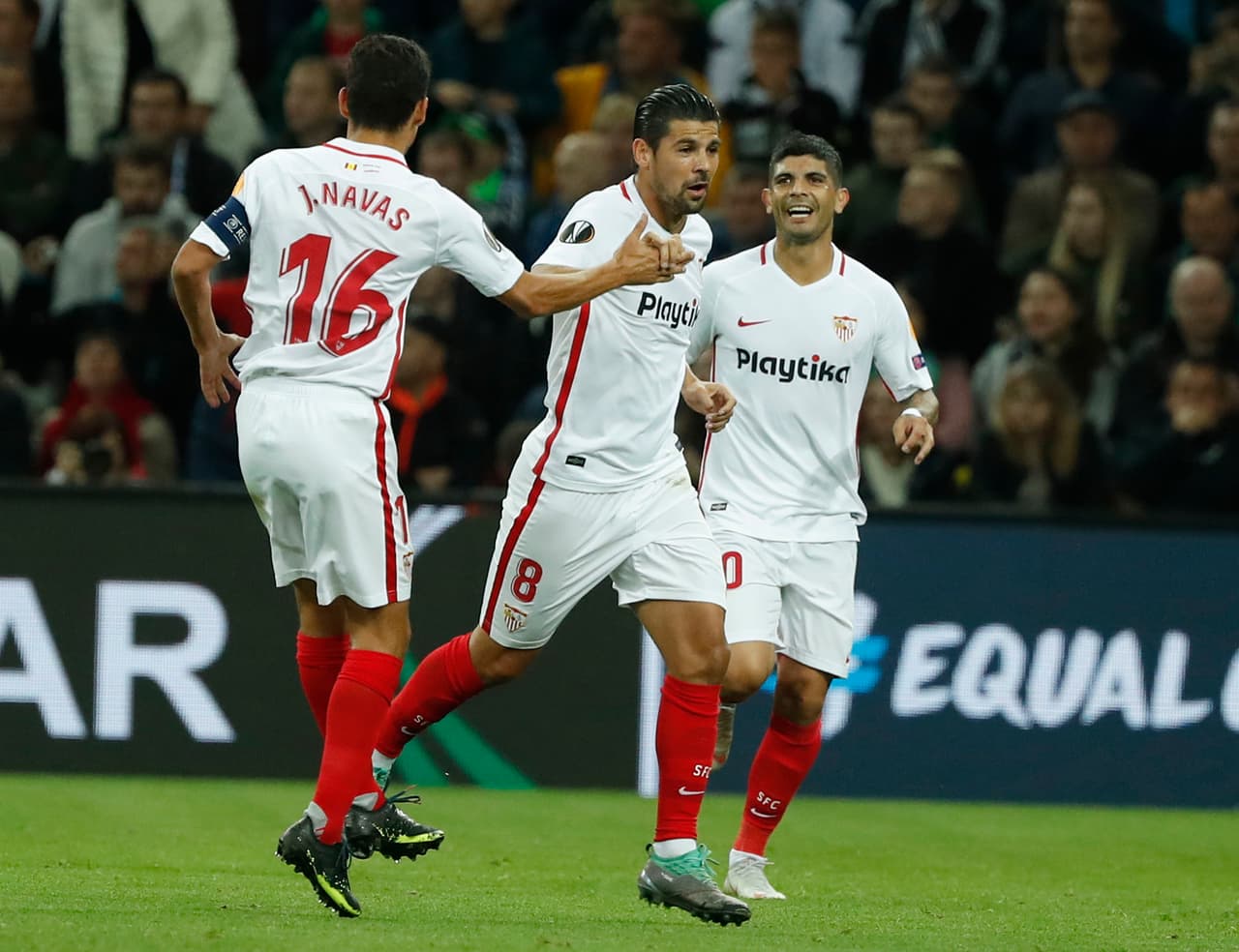 A dos minutos del final del primer tiempo, Nolito encontró el gol para los españoles.