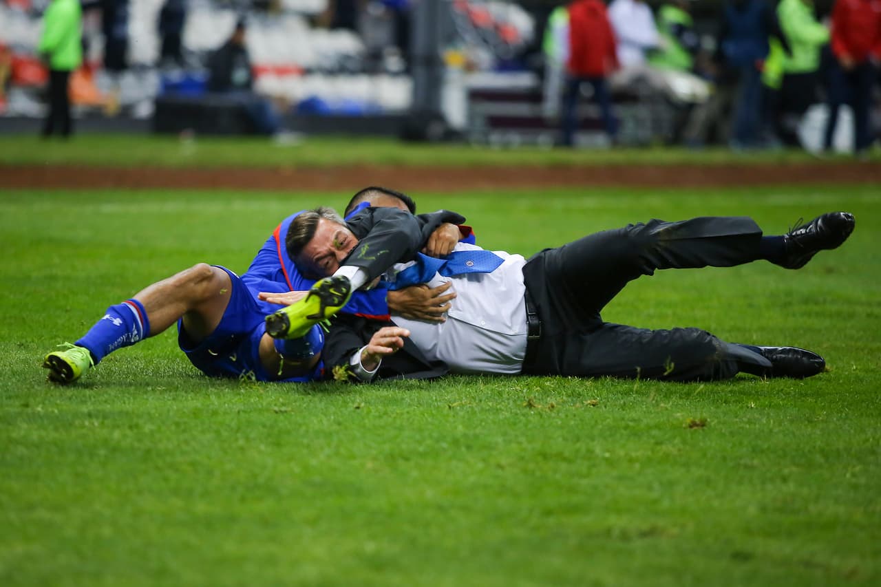 Ambos cayeron, giraron y la emoción era evidente.