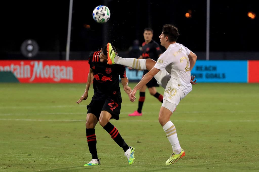 Atlanta presionaba buscando el gol que emparejara los cartones, pero las jugadas no eran suficientemente productivas.