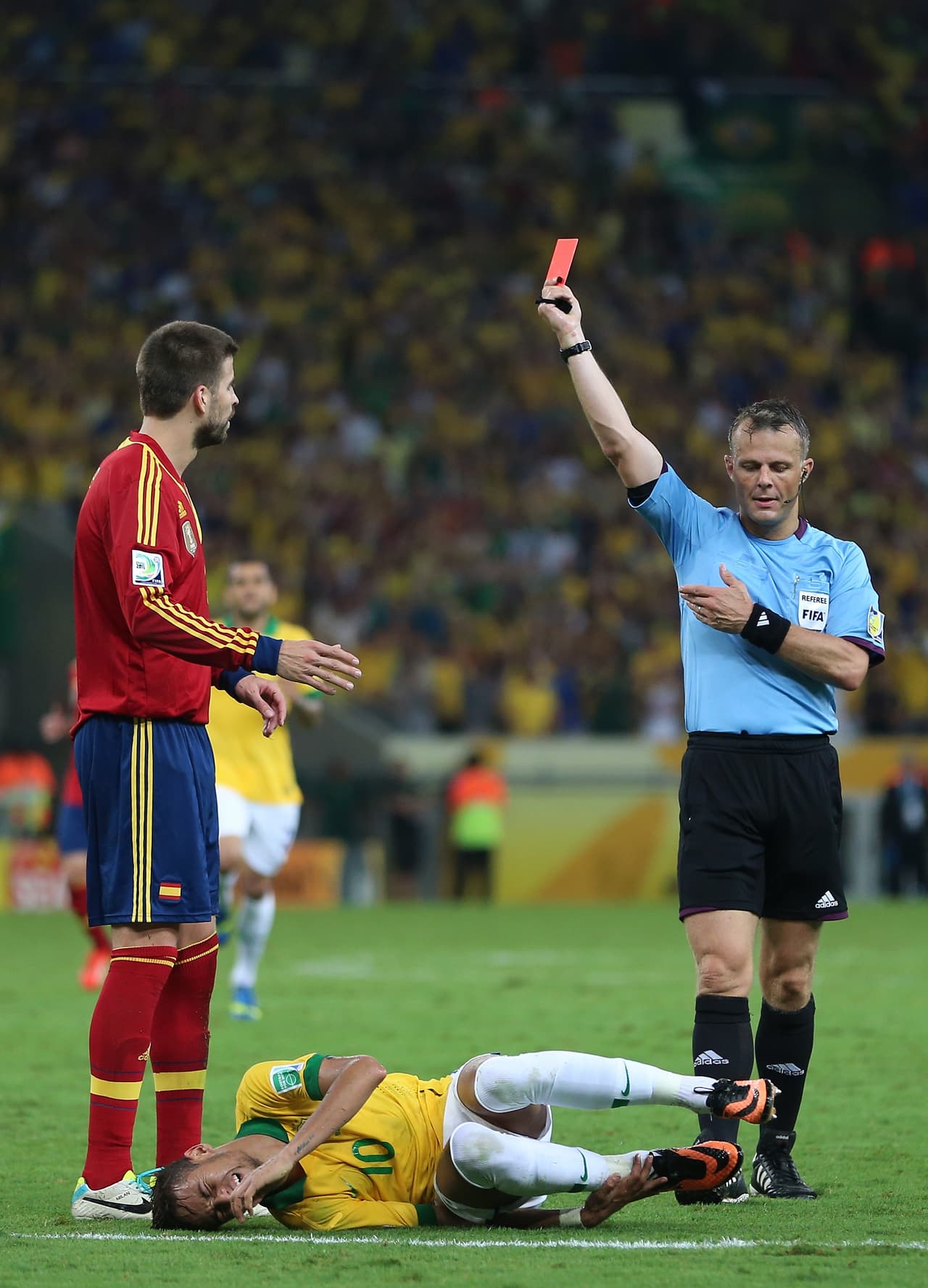 Piqué incluso cosió a patadas a 'Ney' todo el partido.