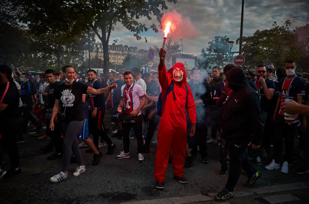 Entre cantos y marchas, los aficionados se dieron cita en las afueras del Estadio Parc de Princes para apoyar a su equipo durante la final de la Champions League.
