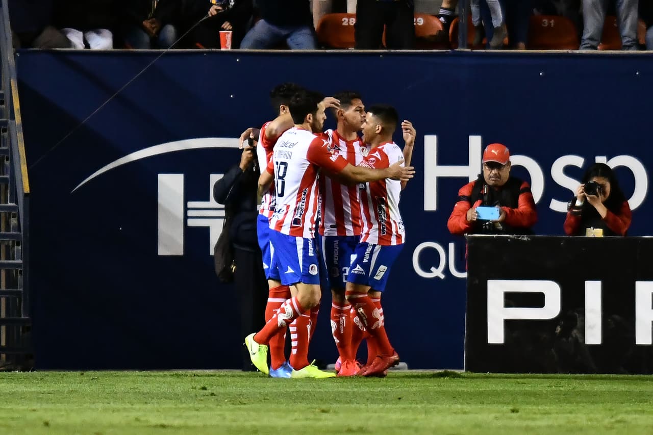Jugadores del Atlético San Luis celebran luego de que Nicolás Ibáñez anotara desde los once pasos.