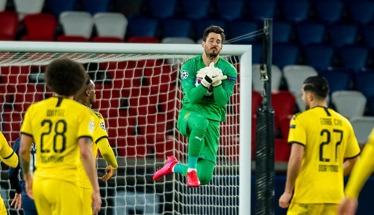 Roman Burki, portero del BVB salta por el esférico y lo salva.