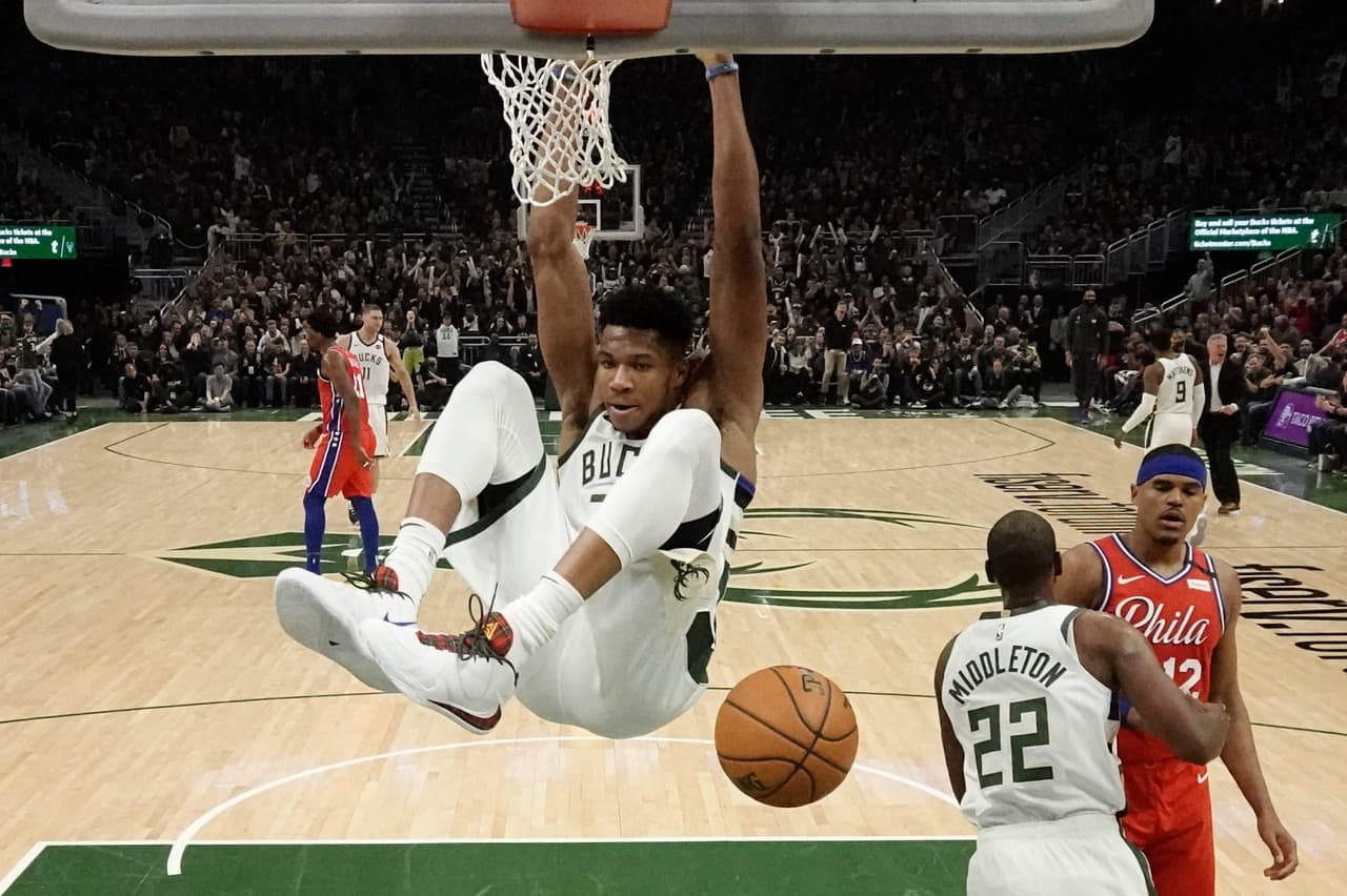 Milwaukee Bucks no abandonan el primer lugar del ranking, pues será su segunda temporada en ser protagonistas en la siembra para los playoffs. Giannis acumuló 31 puntos, 17 rebotes y ocho asistencias en tan solo 29 minutos.