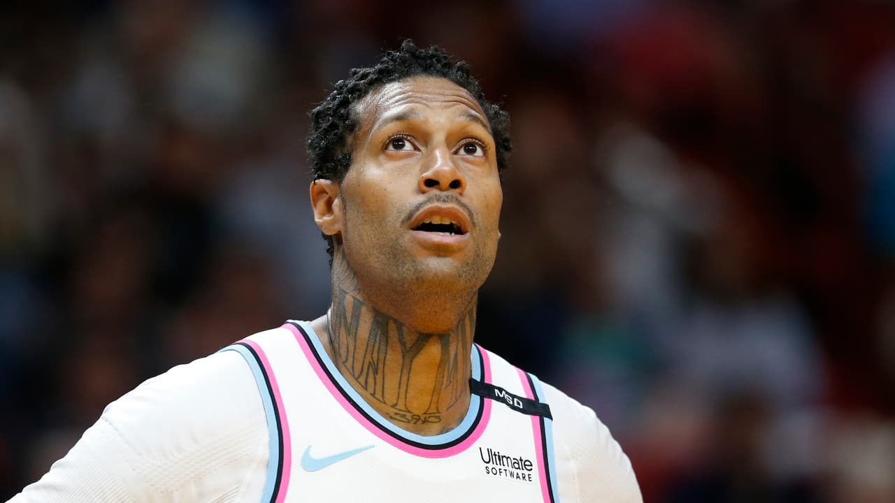 Los jugadores de Miami Heat llevaron en su playera una cinta negra en homenaje a las víctimas del tiroteo en el instituto Marjory Stoneman Douglas, en Parkland (Florida, EE.UU.).