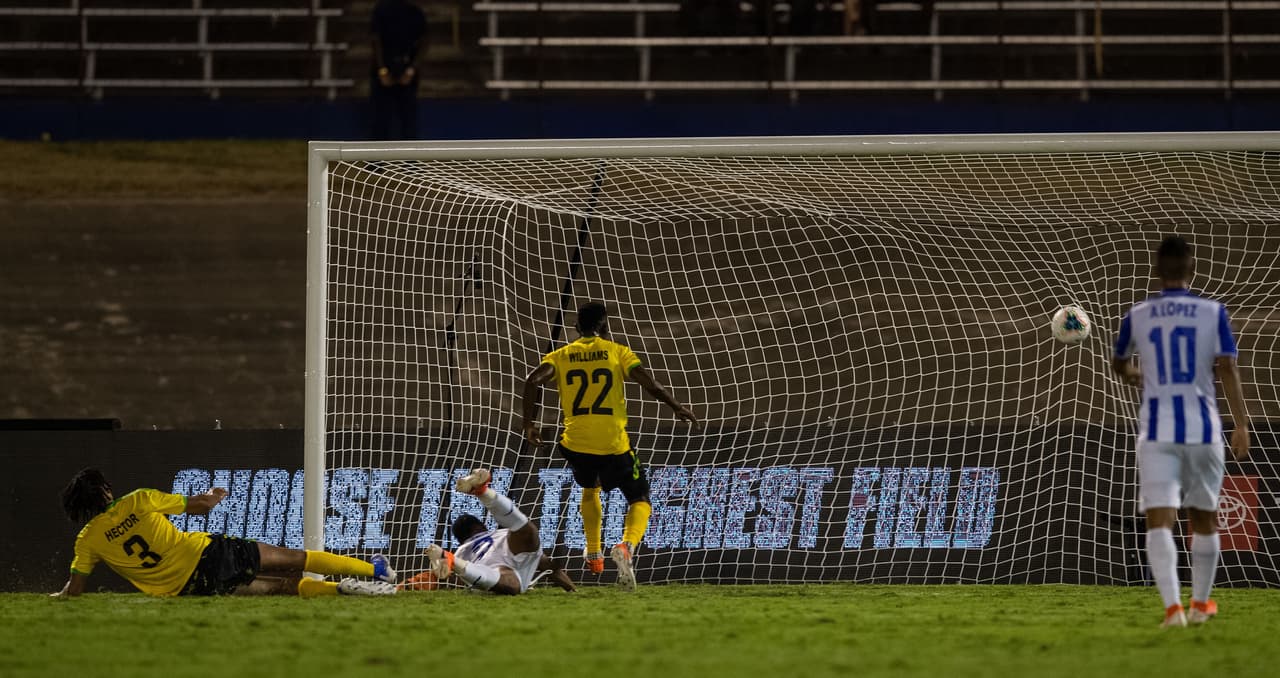 Y para hacer las cosas peores para la causa Catracha, los caribeños marcaron el 2-0.