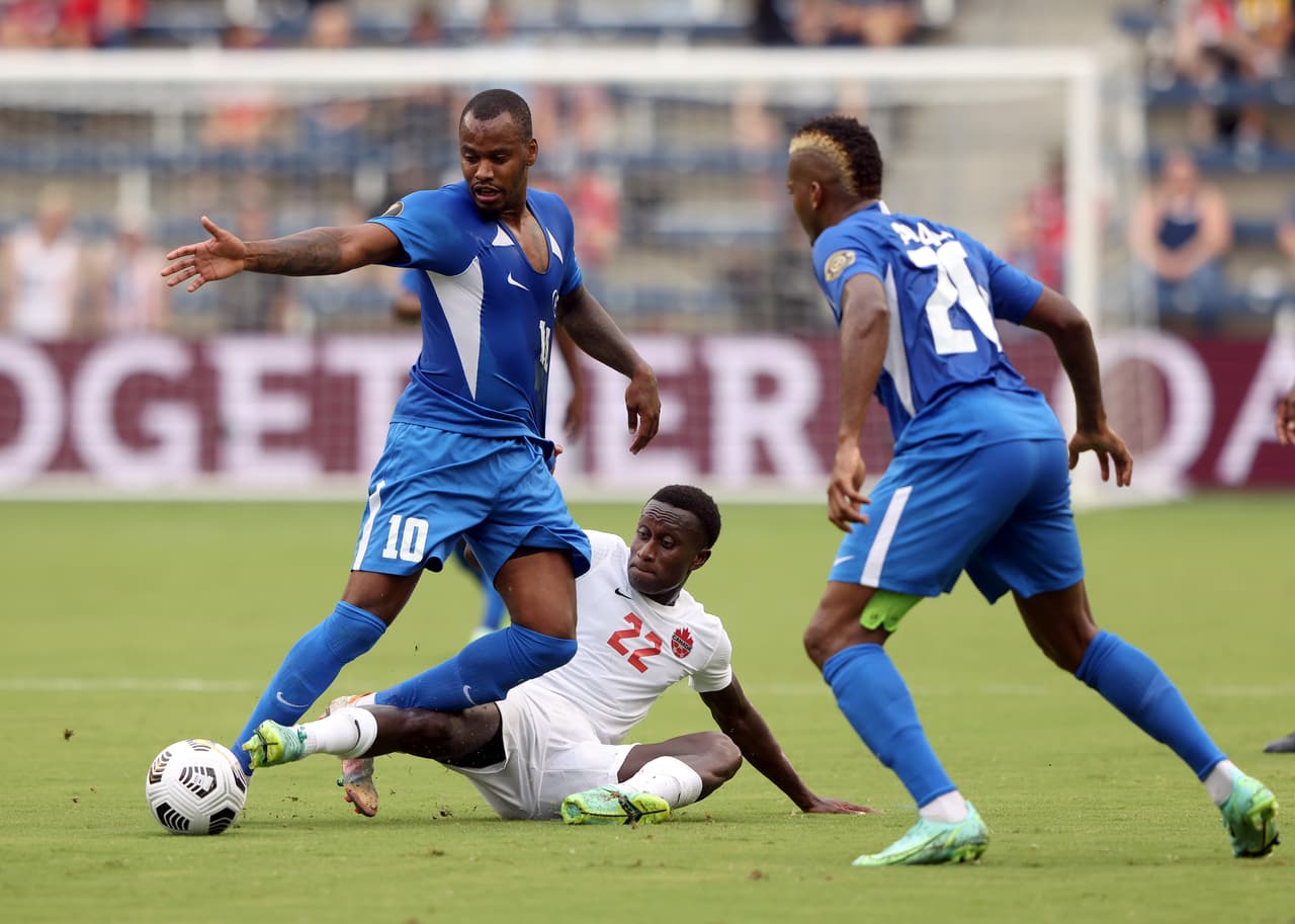 Richie Laryea y Kevin Fortune dan muestra de como se peleó por la pelota en el partido.