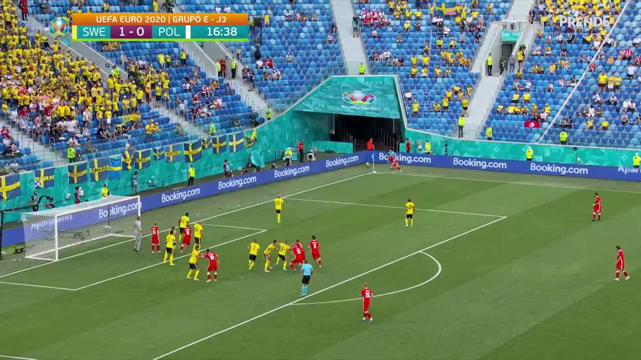 ¡CERCA! Robert Lewandowski disparó que se estrella en el poste.