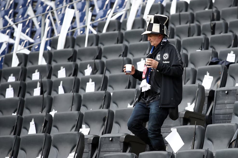 Frankfurt se tiñó de negro y banco para esta previa de la Semifinal de UEFA Europa League entre el Eintracht y el Chelsea. Banderas, playeras, banderas y la ya famosa Attila, mascota del club, se hicieron presentes para montar un ambiente espectacular.