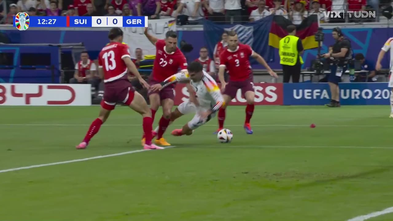 ¿Era penal para Alemania! Havertz cae dentro del área y pide la falta