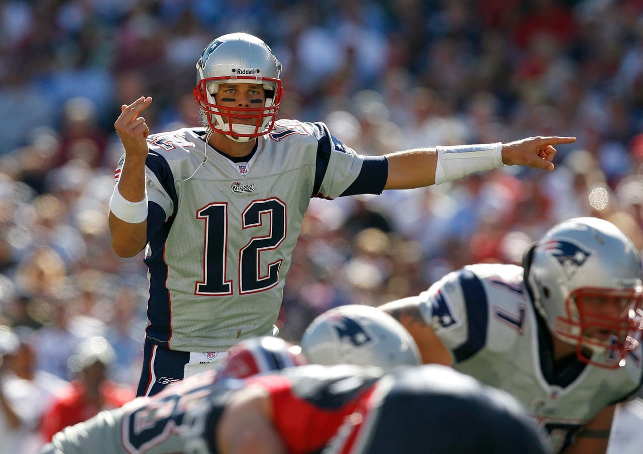 <a href="http://www.nfl.com/player/tombrady/2504211/profile">Tom Brady</a> estableció la que hasta ese momento fue una marca de la NFL con 50 pases de touchdown, mientras que Randy Moss atrapó el récord vigente de 23 recepciones de anotación y Wes Welker recibió 112 veces el ovoide.